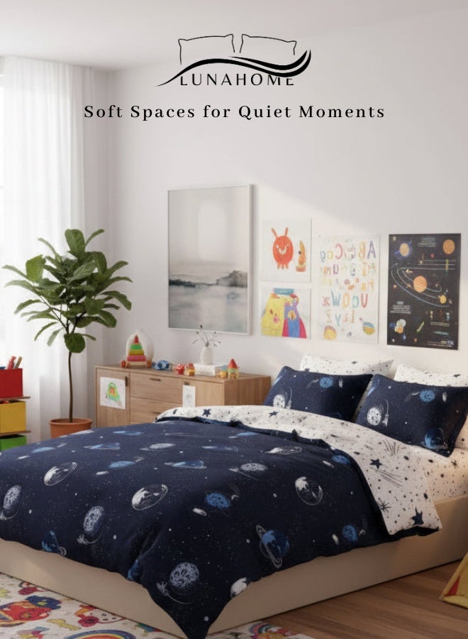 LUNA Home طقم مفرد من 4 قطع: (غطاء لحاف - 160*210 سم؛ 1 ملاءة مشدودة 100*200+30 سم؛ 2 غطاء وسادة - 50*75 سم.) طقم سرير للأطفال بحجم مفرد قابل للعكس باللون الأزرق الداكن مع تصميم مستوحى من الفضاء، مجرة. - Image 1